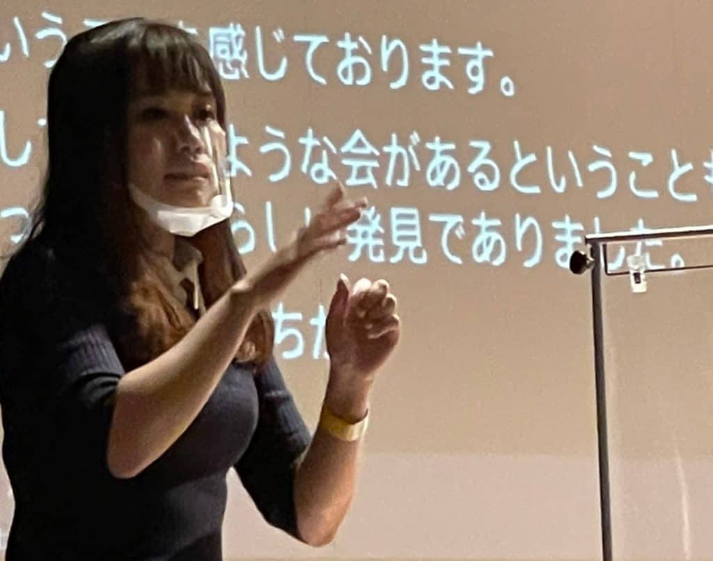 ろうの立場から意見を述べるIGBインターンシップ吉田 麻莉氏