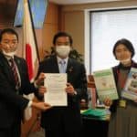 山本厚生労働副大臣(中央)に提言書を提出する伊藤理事長(左)と藤木家族プロジェクト担当理事(右)