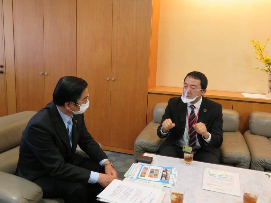 山本厚生労働副大臣(左)に提言する伊藤理事長(右)
