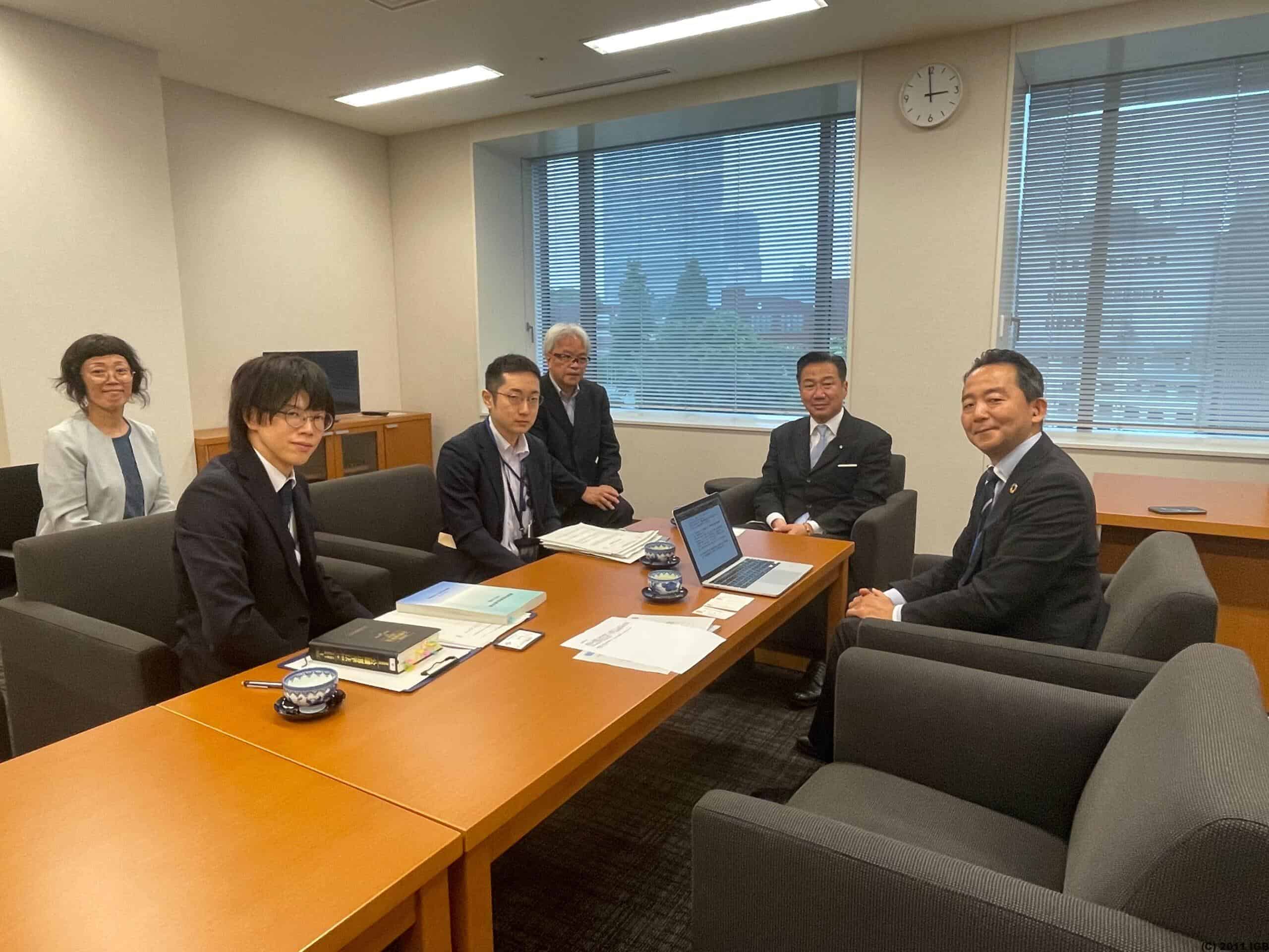 右から、伊藤理事長、福山哲郎参議院 国民生活・経済及び地方に関する調査会 会長、一人おいて、棚橋邦晃 総務省自治行政局選挙部管理課 課長補佐、河原諒 総務省自治行政局選挙部管理課 選挙第三係長