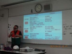 東京都立葛飾ろう学校にて「防災意識向上のためにろう者としてできること」について講演する鈴木義雅氏