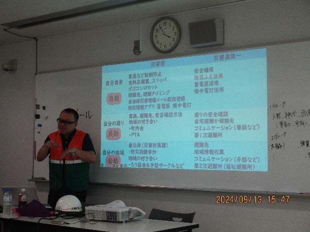 東京都立葛飾ろう学校にて「防災意識向上のためにろう者としてできること」について講演する鈴木義雅氏