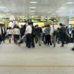 大混雑する大都会の駅を行き交う様々な人々 イメージ（スローシャッター）