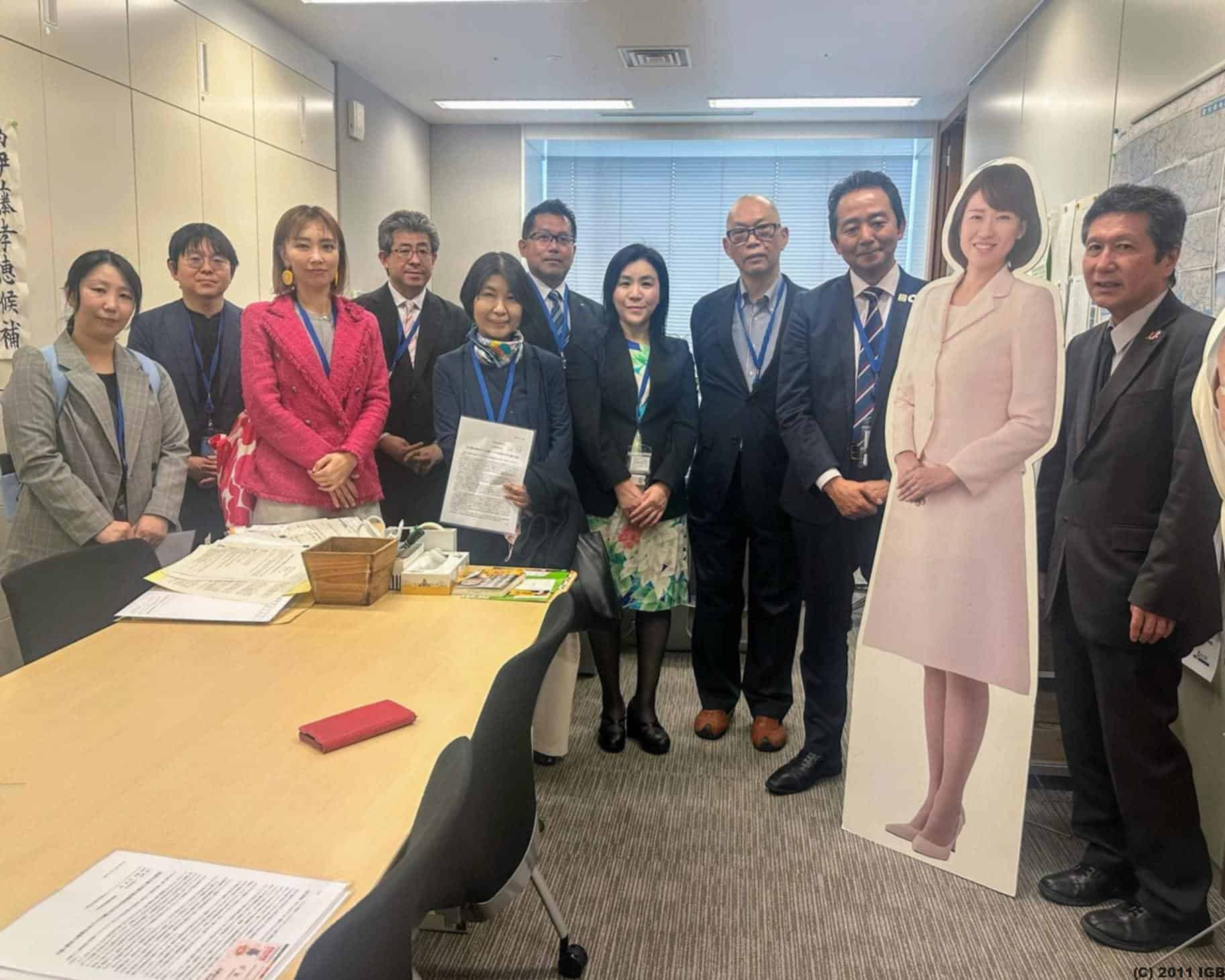 右から、伊藤孝恵 参議員秘書、伊藤 IGB理事長、長谷川 豊島区聴障者協会会長、永野 手話議連代表世話人、福田 栃木県さくら市議、岩佐 千代田区議、田中 富士見市議、 三次江東区、石川氏、長谷川氏