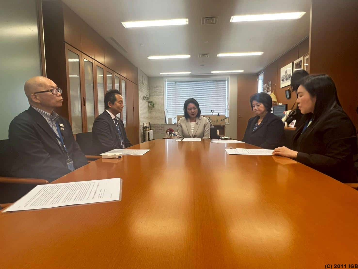 右から、永野手話議連代表世話人、高橋 豊島区議、竹谷参議、伊藤 IGB理事長、長谷川 豊島区聴協会会長