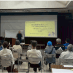 【ご報告】甲府市聴覚障害者協会 主催 防災講演会に登壇しました 甲府市聴覚障害者協会主催の防災講演会にてNPO法人インフォメーションギャップバスター インクルーシブ防災プロジェクトの鈴木義雅が講演している会場の様子