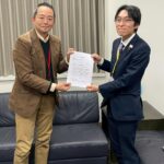 【ご報告】内閣府への合理的配慮啓発動画に対する要望提出 古屋参事官(障害者施策担当)に要望書を手交する伊藤IGB理事長