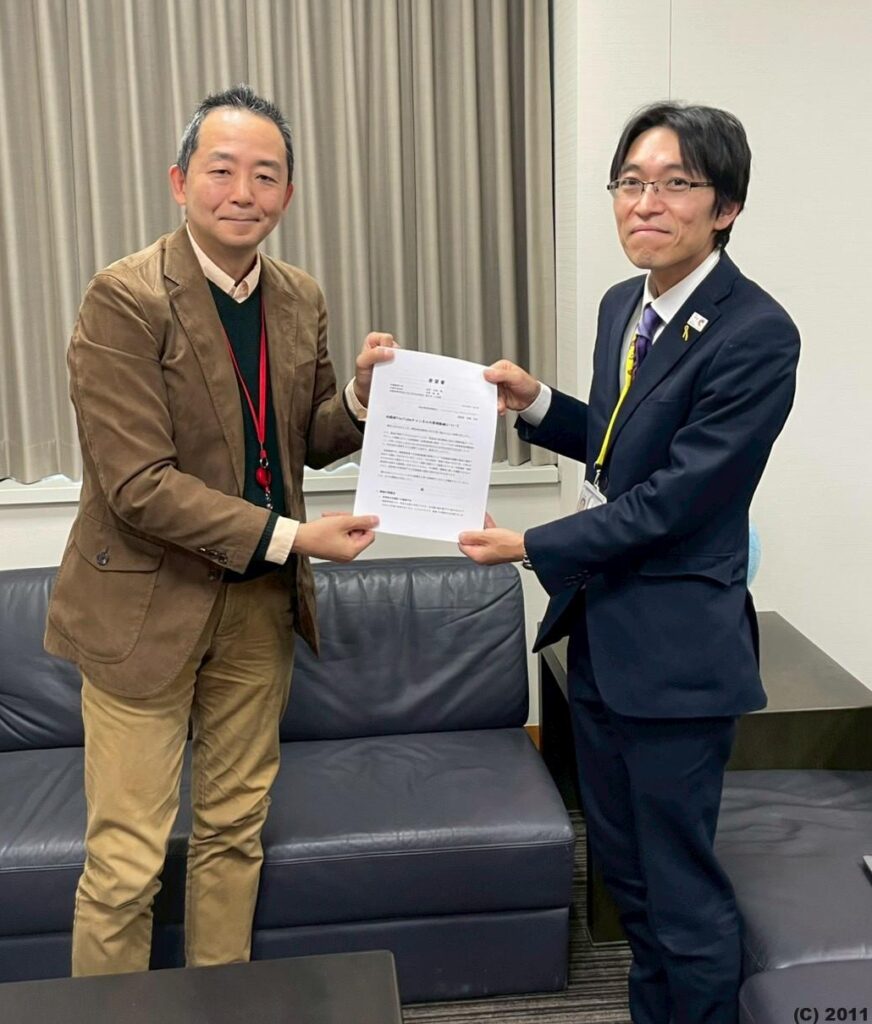 古屋参事官(障害者施策担当)に要望書を手交する伊藤IGB理事長