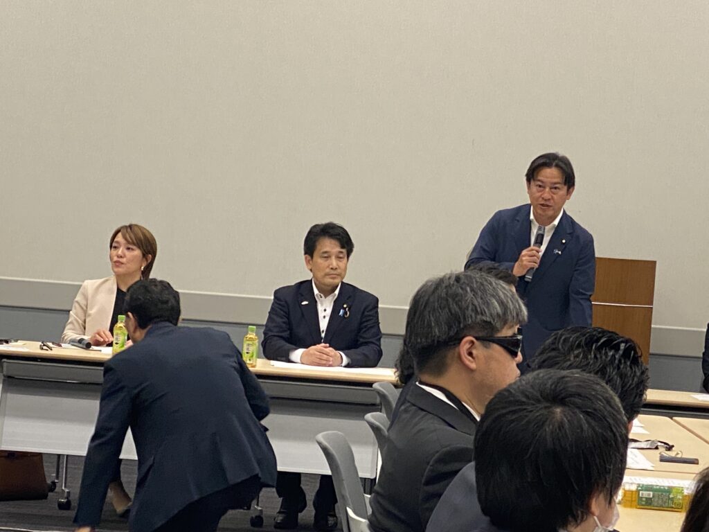 左より、今井絵理子 事務局長、滝波宏文 会長補佐、福岡資麿 新会長