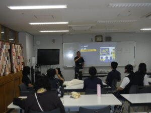 鈴木義雅が講演している様子