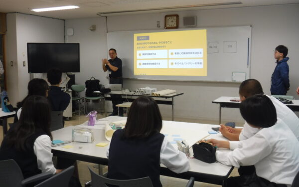 鈴木義雅が講演する様子