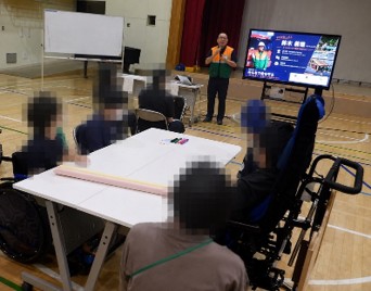 東京都立鹿本学園にて鈴木氏が講演する様子
