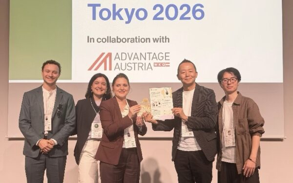 Lingvano（オーストリア）手話学習アプリを開発・提供しているチーム。共同創業者のNicolas Molcik氏、Head of Learning & CommunityのJohanna Steiner氏、Head of Product & EngineeringのElena Coazzoli氏と一緒に記念写真を撮影しました。